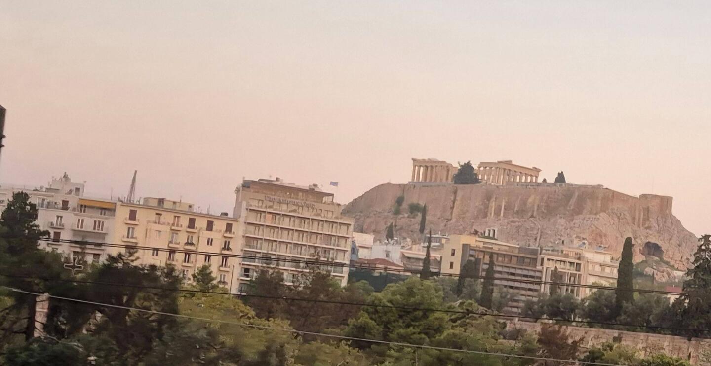 die Akropolis von weitem her sichtbar