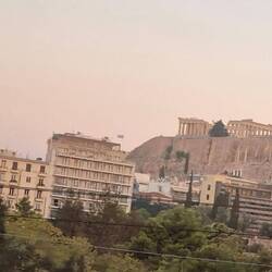 die Akropolis von weitem her sichtbar