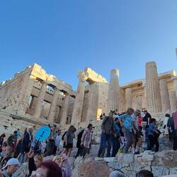 Im Zickzack führen Stufen die Akropolis hinauf. Keiner darf ins Stolpern geraten
