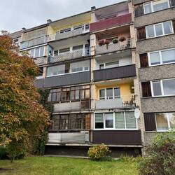 Mitten in der Anlage leben Menschen leider noch unter sehr einfachen Verhältnissen!