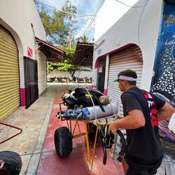 dann wird der Karren von Kique zum Wasser geschoben