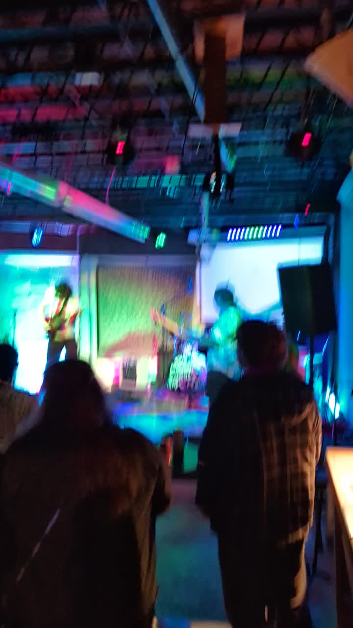 Das war aber die Mainband. Lead hat sich schon zu cool gefühlt