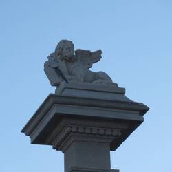 ... liegt halt so halb auf der Seite, wie ein Kätzchen