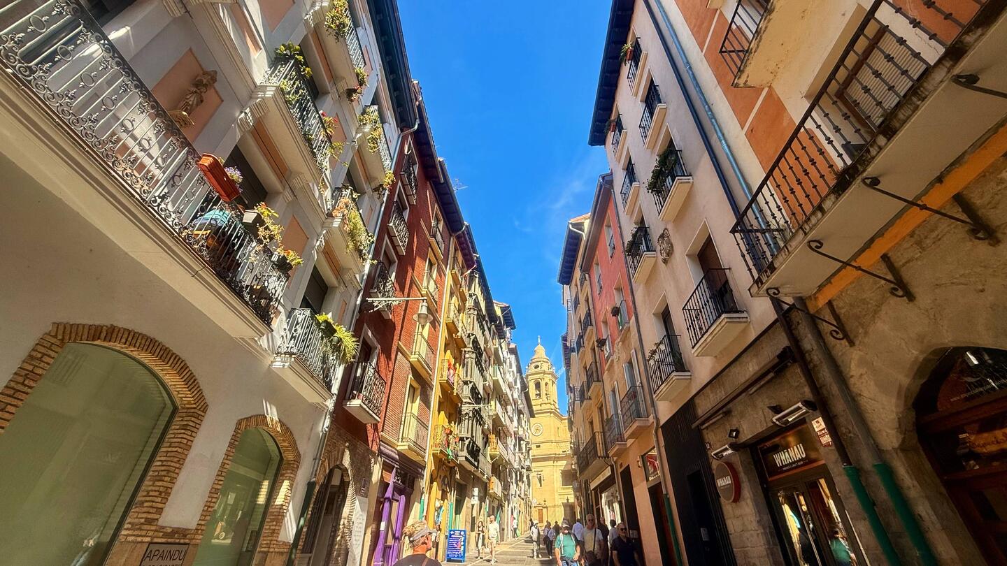 Au fond la cathédrale de Pamplona, les façades sont joliment colorées 😍