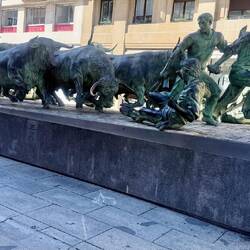 La célèbre statue El Encierro ( montrant une course de taureaux dans les rues menant aux arènes)