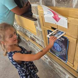 Wichtige Aufgabe, die gar nicht so einfach ist. Postkarten verschicken.