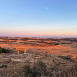 La vue des ruines les plus hautes ( le fourgon et moi en bas 😛)