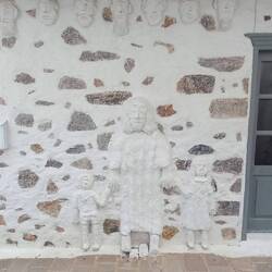 Skurriles Wandrelief