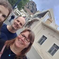 Reisegruppe mit Bergpanorama