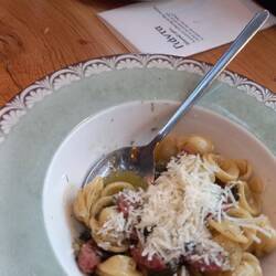 Nudeln mit Fenchelwurst, Spinat, Olivenöl und Zitrone