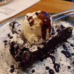 Warmer Schokokuchen mit Vanilleeis