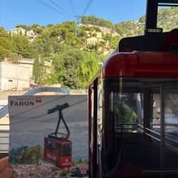 Die kleine Bahn fährt uns hoch