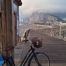 Alla atrás quedó el peñón..