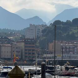 Im Hintergrund die Picos de Europa