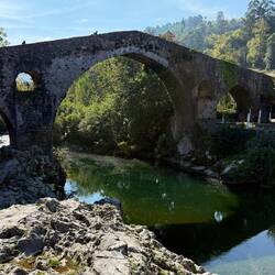 Zufällig kommen wir in Cangas de Onis an dieser jahrhunderte alten Bogenbrücke vorbei