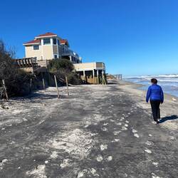 Keine Wunder wenn die Menschheit so begrenzt ist und die Häuser "bis ins Wasser baut"😜