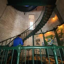 Ca 200 Stufen... und die Original Gusseisen Treppe und Plattform sind noch gut in Schuss!🙃