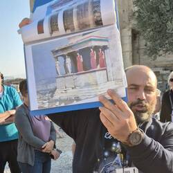 unser Guide zeigt, wie die Figuren des Tempels bemalt waren