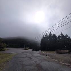 Bei der Ankunft versucht die Sonne durchzukommen 😂