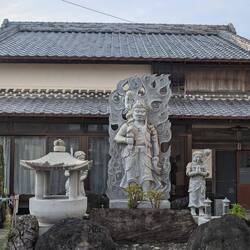 Shishikui nice house with statues. Kukai on left
