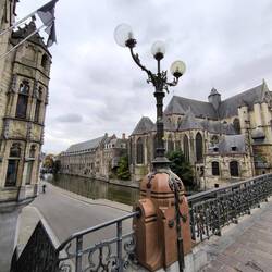 Die Sint-Michielsbrücke, überspannt den Fluss Leie.