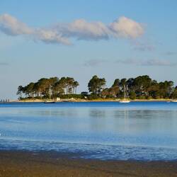 Tairua River fließt hier in den Südpazifik