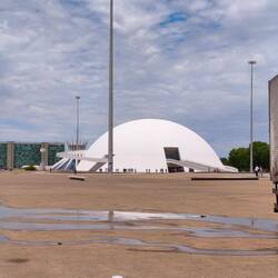 ...und große Betonflächen, hier vor dem Nationalmuseum