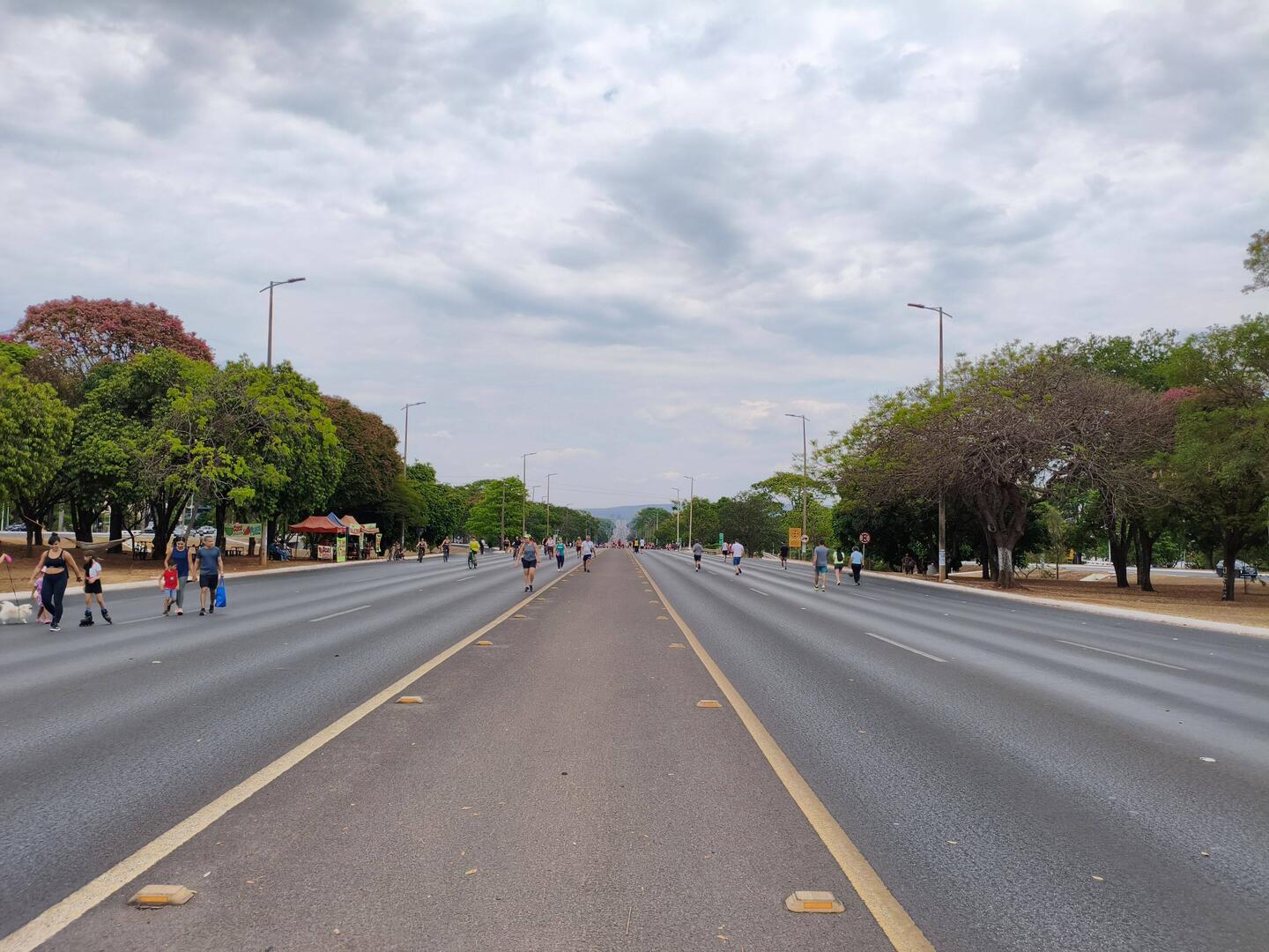 Eine der riesigen Hauptstrassen war gleich am Sonntag für einen Lauf gesperrt