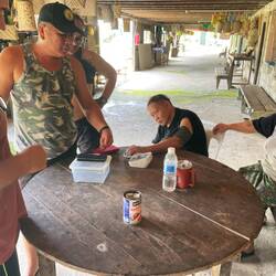 Und misst den Blutdruck der älteren Penan