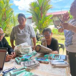 Hartmut verkauft Lesebrillen zu einem symbolischen Preis an die Penan