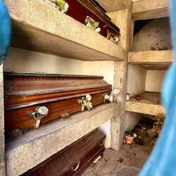 Le cimetière... et leur façon particulière "d'enterrer" leurs morts ...