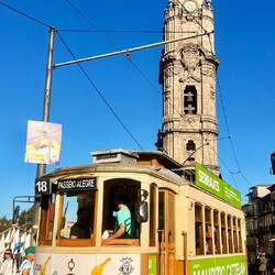 Le tramway et la tour des Clercs