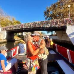 Il faut s'embrasser sous les ponts ! (le couple à côté avait l'air ravi 🤣)