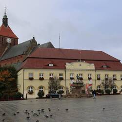 Rathaus, dahinter die Marienkirche