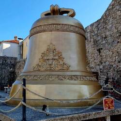 Große Glocke: Unten ist eine Flasche zum Größenvergleich