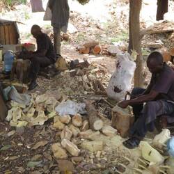 Holzschnitzer bei der Arbeit. Hier haben wir uns mit Souvenirs zu fairen Preisen eingedeckt