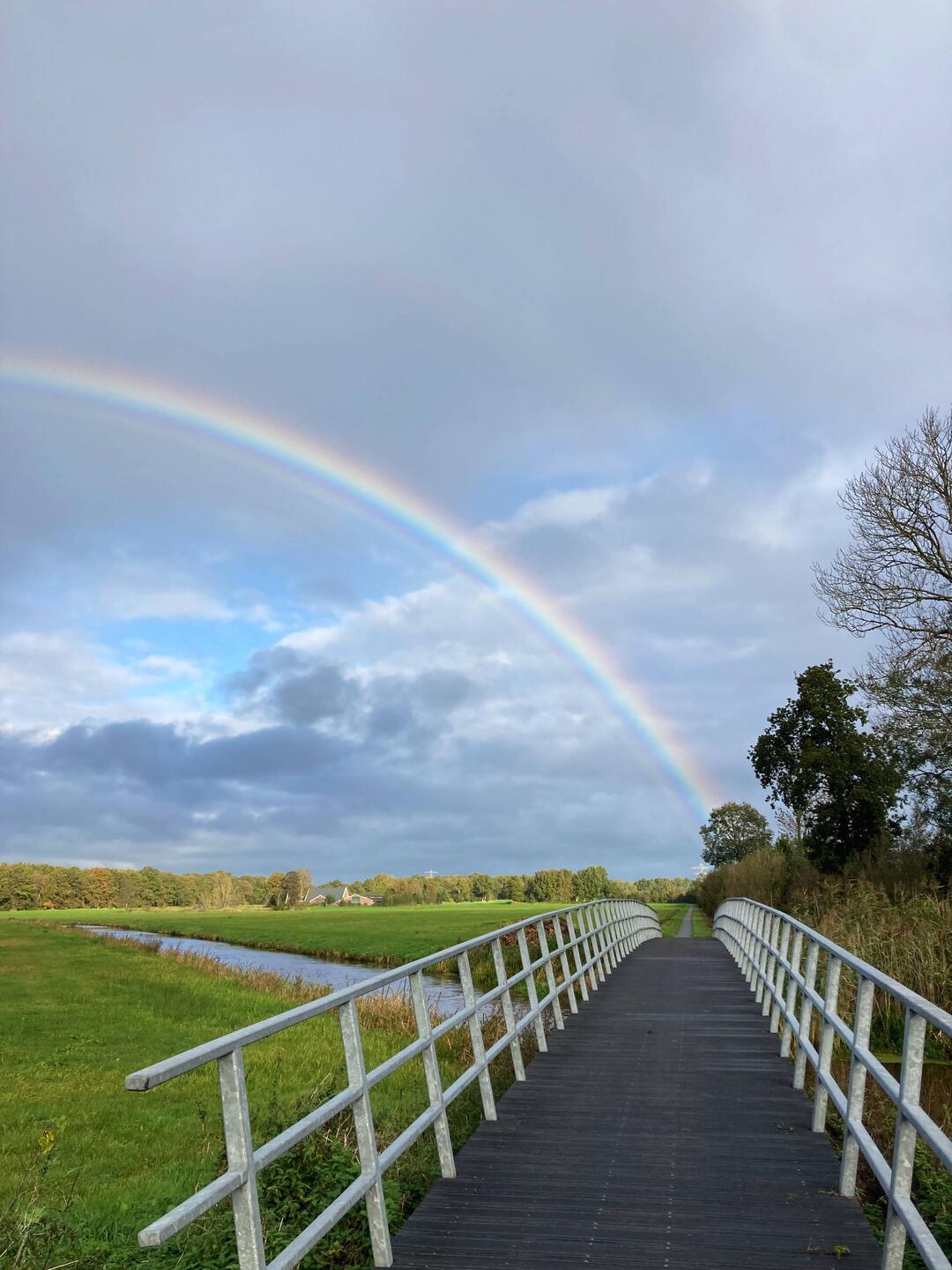 Regenboog bij vertrek