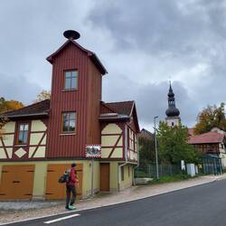 Feuerwehr und Kirche von Berkach.