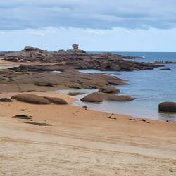 An dem Strand starten wir unsere Inselumrundung.