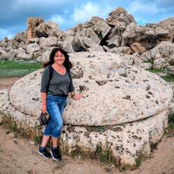 Anna an einem dorischen Säulenkapitel