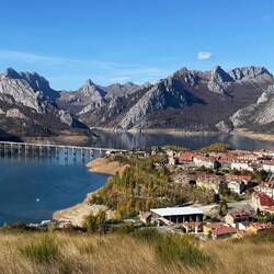 ... und gibt die Sicht auf den gesamten Stausee frei 🤩