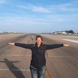 Volvimos a cruzar la pista del aeropuerto para volver a territorio español.