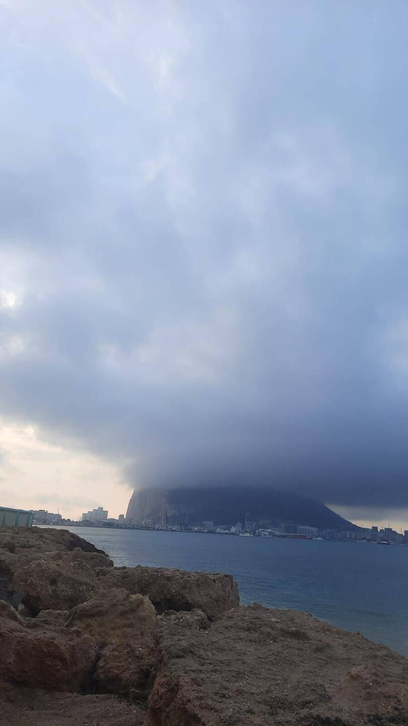 Amanecimos con el peñón cubierto de nubes...