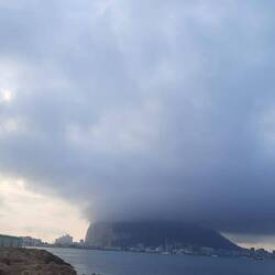 Amanecimos con el peñón cubierto de nubes...
