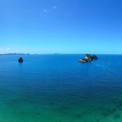 Ganz links um die Ecke wohnen wir!