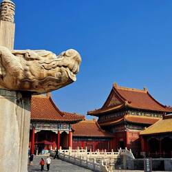 The lion on the corner seems to be smiling ...