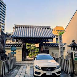 Hier dürfen Mercedes scheinbar auch überall parken 😳