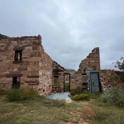 Ruinen der Obstplantage.