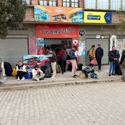 Doch zunächst warten wir in Copacabana auf unseren ersten Bus