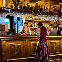 Traditionelle Kleidung und Rustikales Interieur